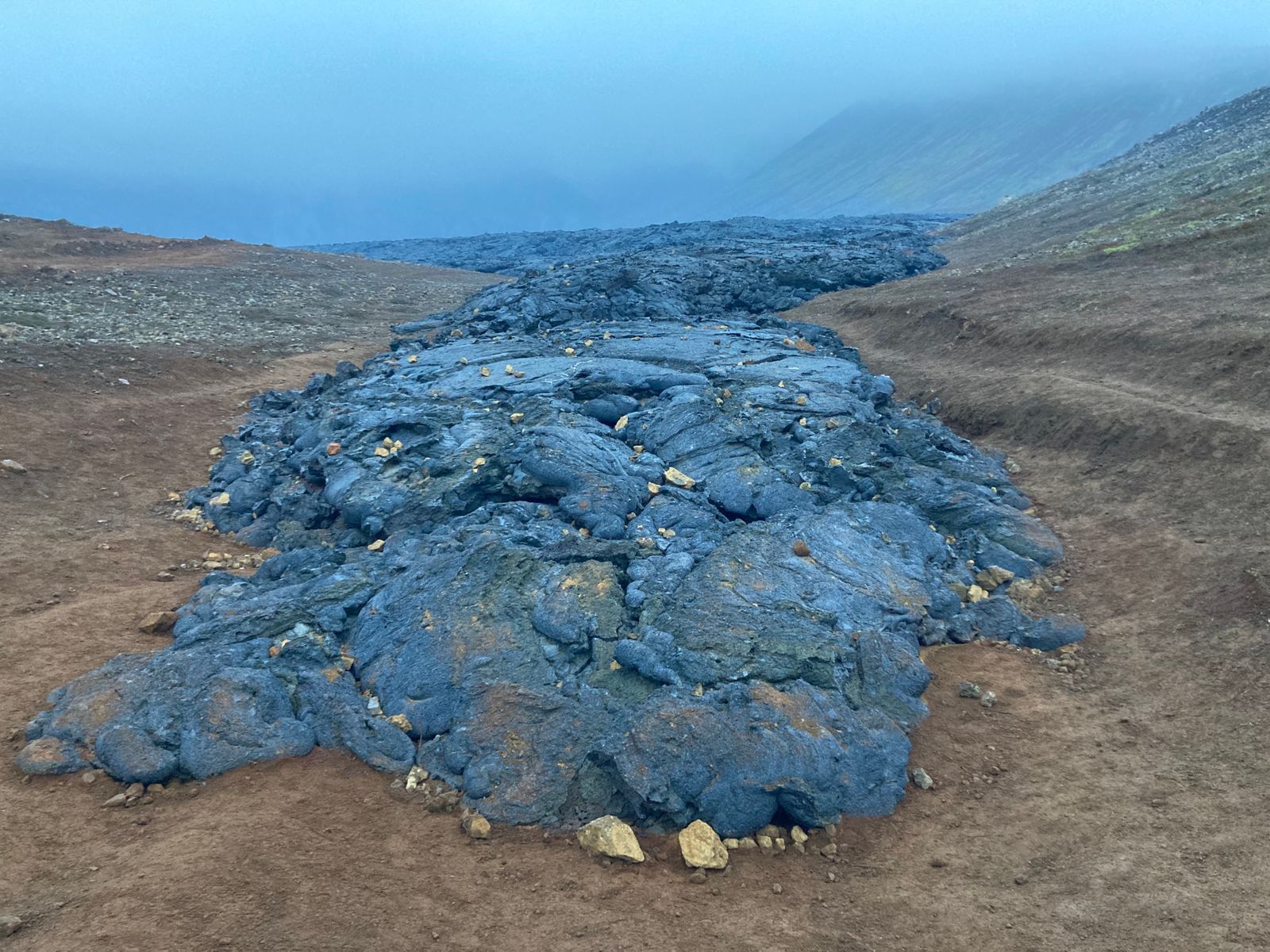 Erstarrte Lava in einer kargen Landschaft Islands