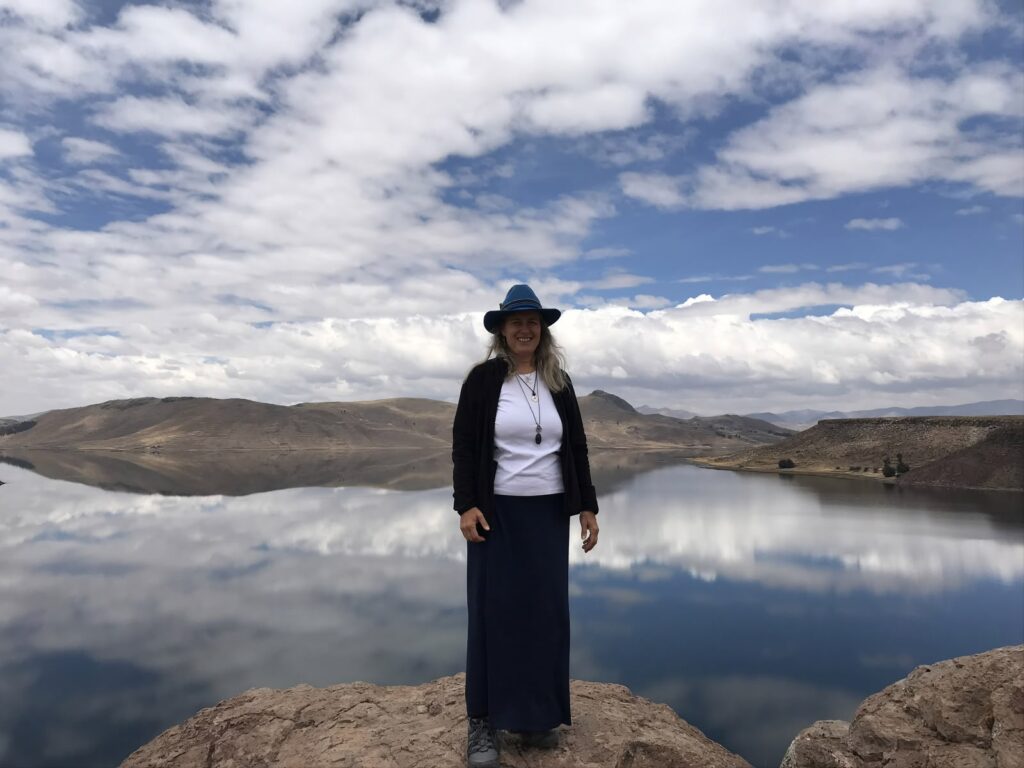 Annette Lachmann steht vor einem Kratersee in den Anden