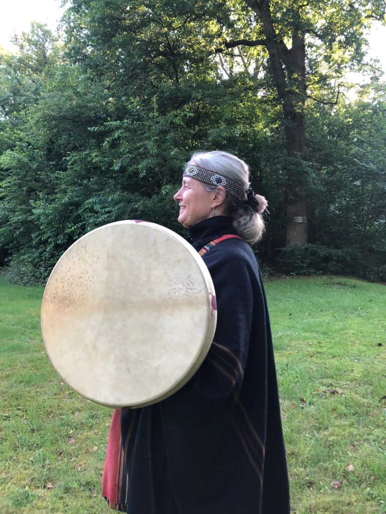 Annette Lachmann Trommel Stehend