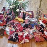 Mehrere rituelle Mesas liegen gemeinsam auf dem Boden